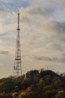 torre di trasmissione televisiva sulla collina di mtatsminda a tbilisi, georgia foto