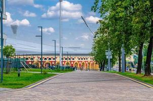 minsk, bielorussia, 26 luglio 2020 marciapiede con vicolo alberato vicino allo stadio olimpico nazionale dinamo a minsk foto