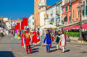 persone attori prendono parte alle riprese di film, alla realizzazione di scene di massa in una strada del centro storico foto