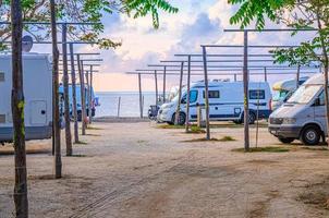 case mobili roulotte in campeggio per veicoli vicino alla spiaggia sabbiosa del mar tirreno nella città di tropea foto