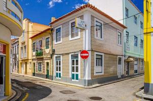 tipiche case colorate con piastrelle azulejos in una strada del centro storico della città di aveiro foto