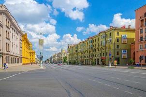 viale dell'indipendenza con edifici in stile impero stalin socialista a minsk foto