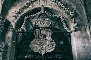 chiesa di kutna hora con colonnato di ossa e teschi umani foto