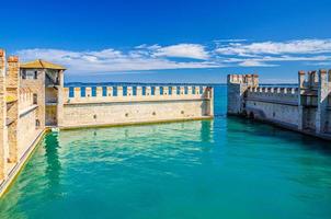 sirmione, Italia, 11 settembre 2019 castello scaligero castello di sirmione fortezza medievale, città di sirmione sul lago di garda foto