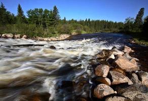 rapide del fiume peepaw nel pittoresco saskatchewan foto