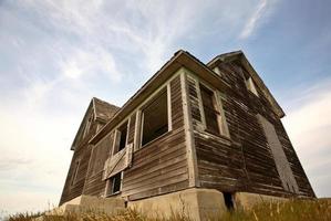 vecchia fattoria abbandonata nelle colline sterrate del saskatchewan foto