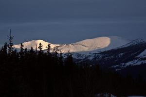 montagne rocciose in inverno foto