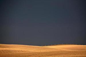 nuvole temporalesche su missouri coteau in saskatchewan foto