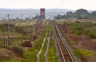 binari della ferrovia che conducono a Mortlach nel saskatchewan foto