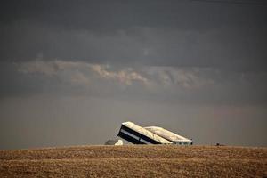 nuvole temporalesche su camion di grano nel saskatchewan foto