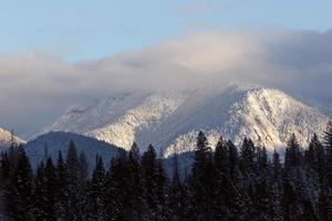 montagne rocciose in inverno foto