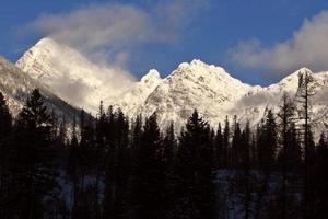 montagne rocciose in inverno foto