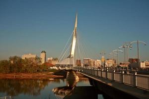 ponte pedonale unico sul fiume rosso a winnipeg foto