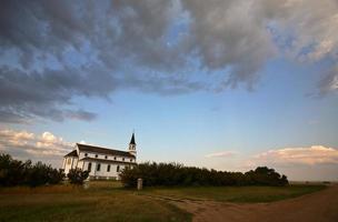 chiesa di campagna nel pittoresco saskatchewan foto