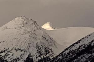 montagne rocciose in inverno foto