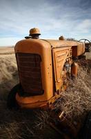 tumbleweeds ammucchiati contro il trattore abbandonato foto