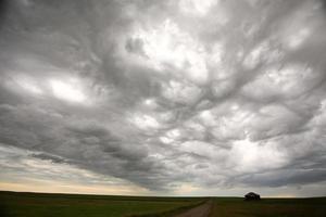 nuvole temporalesche su una strada di campagna del saskatchewan foto