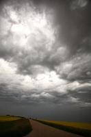 nuvole temporalesche su una strada di campagna del saskatchewan foto