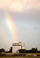 arcobaleno che atterra dietro Bengough Saskatchewan foto