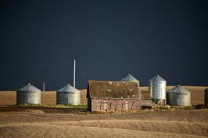 nuvole temporalesche su fabbricati agricoli nel saskatchewan foto