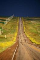 nuvole temporalesche viste lungo una strada di campagna del saskatchewan foto