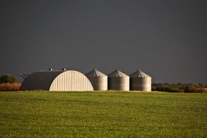 nuvole temporalesche su alcuni edifici della fattoria del saskatchewan foto