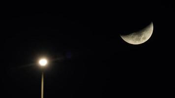 la vista della luna con il chiarore lunare luminoso e la superficie lunare di notte foto