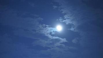 la vista notturna della luna con la luna luminosa nel cielo scuro di notte foto