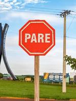 segnale di stop del traffico in portoghese foto
