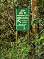 cartello che avverte che si tratta di una zona di protezione permanente e che non si può entrare in acqua perché vi sono animali foto