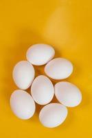 uova su sfondo giallo foto