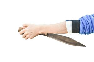 mano che tiene il grosso coltello isolato su sfondo bianco con tracciato di ritaglio. foto
