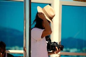 donna con cappello e vecchia macchina fotografica foto