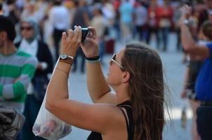 giovane donna fotografata con il cellulare foto