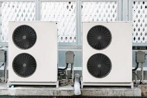 unità di condizionamento dell'aria di raffreddamento e sistema di controllo, stazione motore del condensatore d'aria all'esterno dell'edificio di sistemi HVAC. ventilconvettori a compressore elettrico di apparecchiature di condizionamento per unità residenziali domestiche. foto