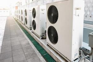 unità di condizionamento dell'aria di raffreddamento e sistema di controllo, stazione motore del condensatore d'aria all'esterno dell'edificio di sistemi HVAC. ventilconvettori a compressore elettrico di apparecchiature di condizionamento per unità residenziali domestiche. foto