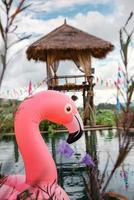 fenicottero che galleggia nella piscina del resort dell'hotel. flamingo float giochi d'acqua in gomma gonfiabili nelle piscine. attività ricreative estive e concetto di vacanze di viaggio. foto