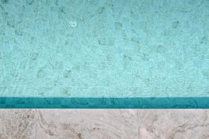 sfondo astratto pavimento in piastrelle della piscina, motivo a trama del pavimento in piastrelle del bordo piscina all'aperto. superficie dell'acqua vuota degli sfondi della piscina. progettazione del pavimento dell'architettura foto