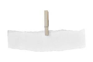 clip di legno e carta bianca strappata isolati su sfondo bianco. oggetto con tracciato di ritaglio foto