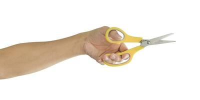mano che tiene le forbici gialle isolate su sfondo bianco. oggetto con tracciato di ritaglio. foto