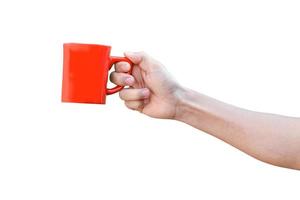 mano che tiene tazza rossa isolata su sfondo bianco con tracciato di ritaglio. foto