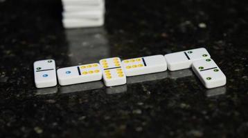 gioco da tavolo di domino. ossa del domino disposte sul tavolo. foto
