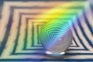 riflesso del motivo geometrico e astratto in sfera di vetro con effetto colori arcobaleno. foto