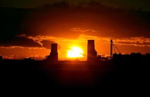 tramonto dietro due elevatori del grano del saskatchewan foto