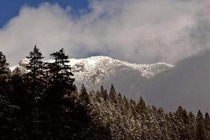 montagne rocciose in inverno foto