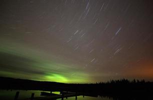 aurora boreale alle strette del lago waskesiu foto