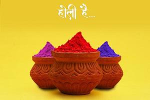 ciotola di colore concetto holi festival indiano con sfondo colorato e scrittura holi hai in calligrafia marathi. foto