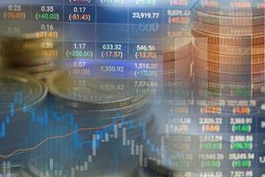 trading di investimenti nel mercato azionario finanziario, grafico di monete e grafico o forex per analizzare lo sfondo dei dati di tendenza aziendale di finanza di profitto. foto