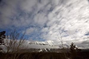 montagne rocciose in inverno foto