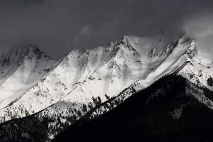 montagne rocciose in inverno foto